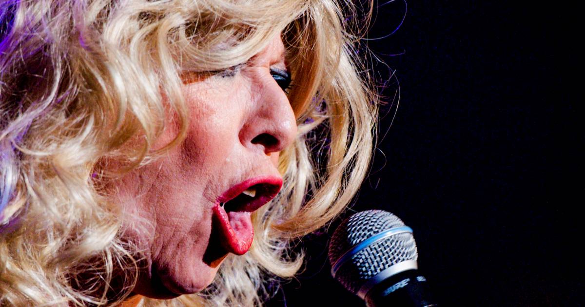 'Bonnie St.Claire zong met dubbele tong op feest in Nuenen ...
