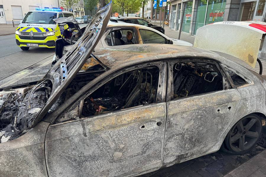 Drie wagens geraakten beschadigd door de brandstichting in de Pothoekstraat in Antwerpen. ©Marc De Roeck