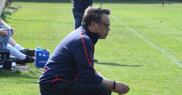 Invalcoach Jef Vels laat zich horen bij Menos, na mysterieuze entree