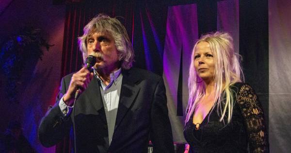 AJ Plug na ziekte terug als chauffeur Johan Derksen: 'Hij mag gewoon blijven roken, hoor' - Tubantia