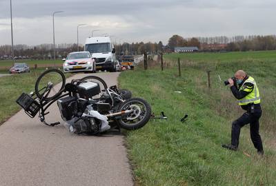 Motoragent botst onder diensttijd op het fietspad met jonge fietsers: ‘Hoe kan zoiets nou gebeuren?’