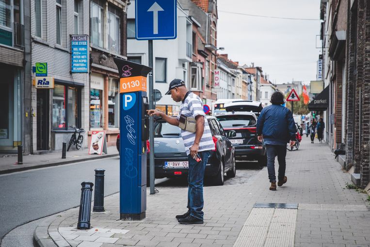 Het parkeerregime in de Dampoortstraat werd aangepast, bewoners nemen alle plaatsen in.