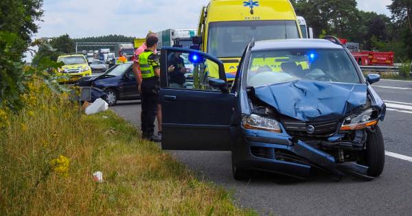 Vier auto's tegen elkaar gebotst op A2 bij Leende, twee personen naar het ziekenhuis - Eindhovens Da