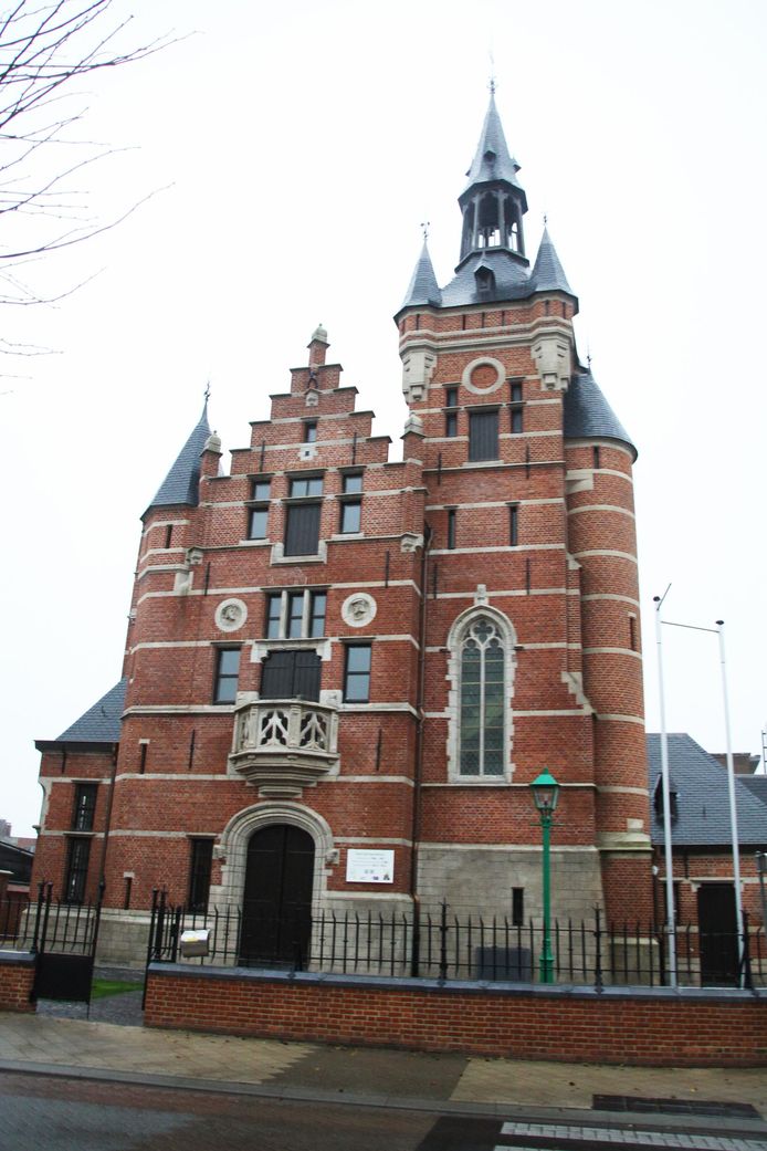 Oud Gemeentehuis na anderhalf jaar opnieuw in ere hersteld Balen hln.be
