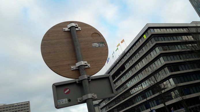 Een verkeersbord gemaakt van bamboe, langs de Utrechtse Croeselaan.