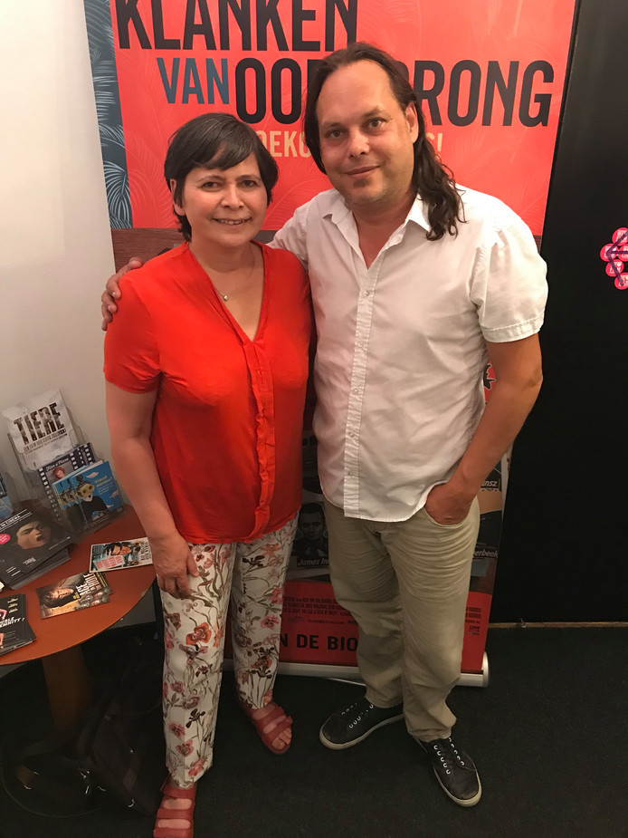 Filmmaakster Hetty Naaijkens-Retel Helmrich van de film ' Klanken van Oosprong', met gitarist Remko Willems uit Nispen.