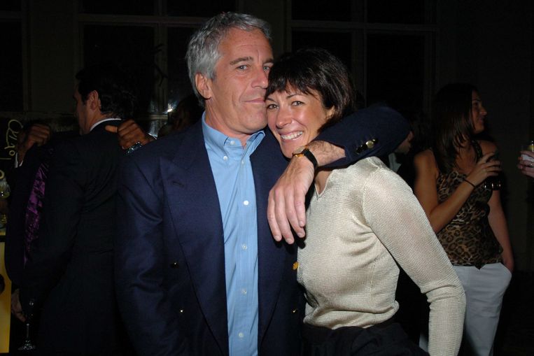 Jeffrey Epstein en Ghislaine Maxwell. Maxwell was de ex-vriendin van Epstein en zou het misbruik hebben ondersteund. 