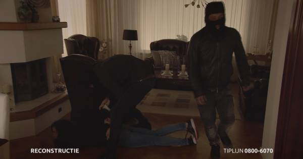 Daders dreigen Roosendaalse in haar knie te schieten bij overval in haar woning.