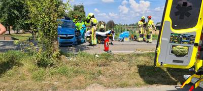 Brandweer knipt slachtoffer uit de auto na botsing tegen boom in Ochten