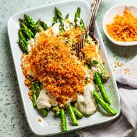 Krokant gebakken zalm en asperges met opgeklopte tahin en kaaskruim: dit is ons weekmenu