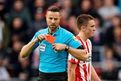 PSV’er Ryan Thomas moet twee wedstrijden brommen