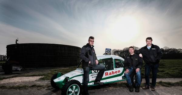 Autocross Meddo onder vlag voetbalclub