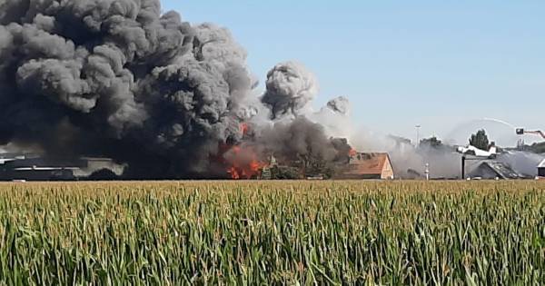 Brandweer krijgt zeer grote brand in #Duiven maar niet onder controle:  .