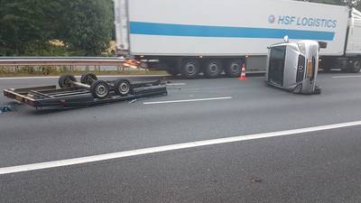 Aanhanger en busje op snelweg, eigenaar spoorloos