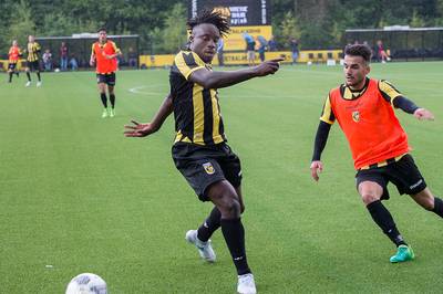 Vitesse oefent tegen Reading van Jaap Stam