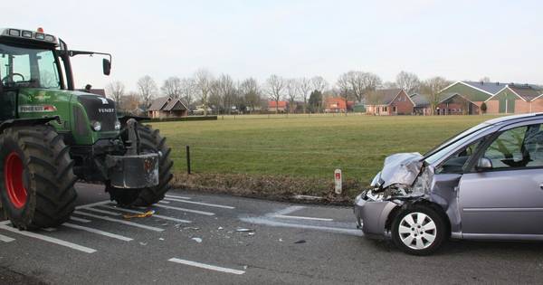 Auto en trekker botsen in Rossum: 1 gewonde | Dinkelland - Tubantia