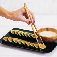 Creatief borrelhapje: sushi van komkommer, tomaat en wortel 