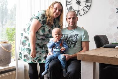 Gulle gever helpt Hugo (1) met visschubbenziekte aan bad en zalf