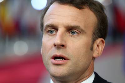 Macron op weg naar de brand in Notre-Dame