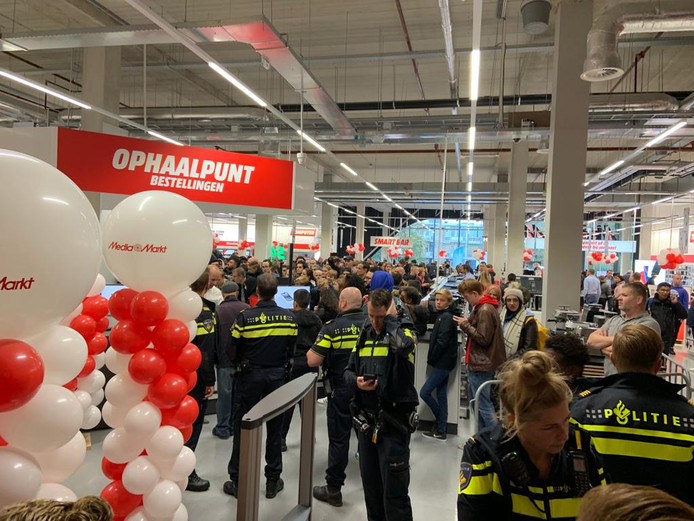 Meerdere Gewonden Bij Chaotische Feestelijke Opening Mediamarkt