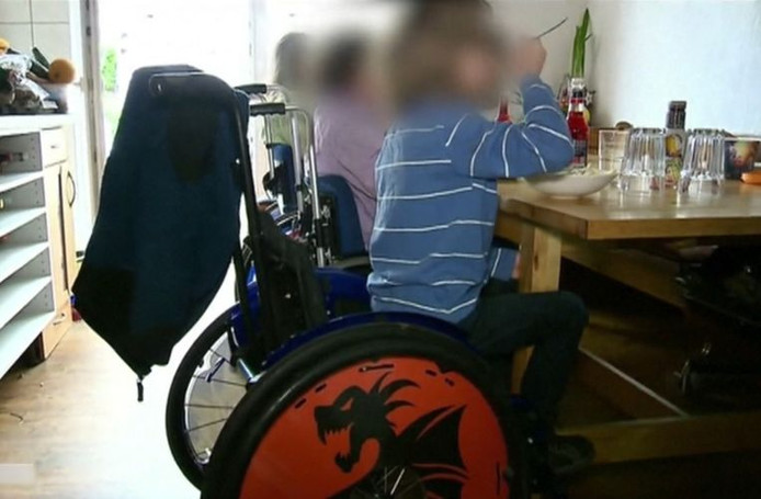 Quand les travailleurs sociaux se rendaient chez eux, les enfants avaient ordre de ne pas bouger de leur chaise roulante