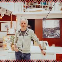 ‘Die mengeling van culturen en sociale klassen bevalt me’: Chris Vanbeveren leeft in een loods in de Gentse wijk De Muide