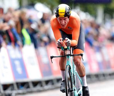 Van Emden werkt EK af in vrouwenpak: 'Zat niet onaardig'