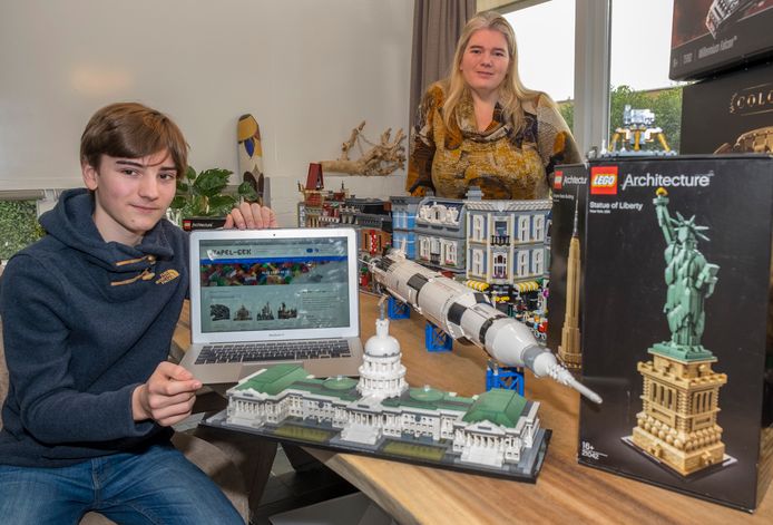 Floris Hoogendijk (links) heeft, met hulp van moeder Pauline, de website Stapel - Gek gemaakt, voor het verhuren van LEGO om van die steentjes iets te bouwen.