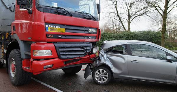 Vrachtwagen botst op auto in Haarsteeg, bestuurder naar ziekenhuis - BD.nl