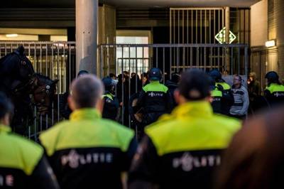 Politie sluit MVV-fans in supportershome op