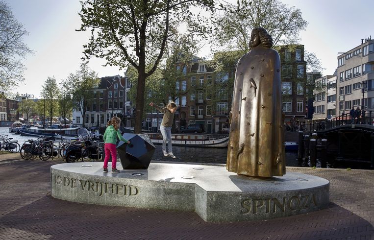 Standbeeld van de filosoof Spinoza op de Zwanenburgwal in Amsterdam met de tekst: ‘Het doel van de staat is de vrijheid’.  Beeld Martijn Beekman