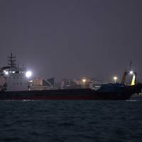 Schip in Straat van Hormuz aangevallen met ‘onbekend projectiel’ • Zeker 1.400 mensen vanuit Jemen naar Djibouti gevlucht voor oprukkende Houthi-rebellen