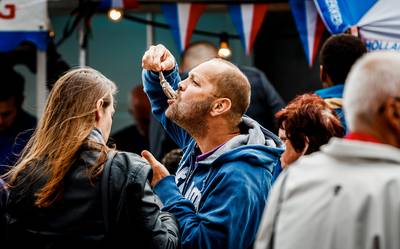 Eerste vaatje haring naar museum Veenendaal