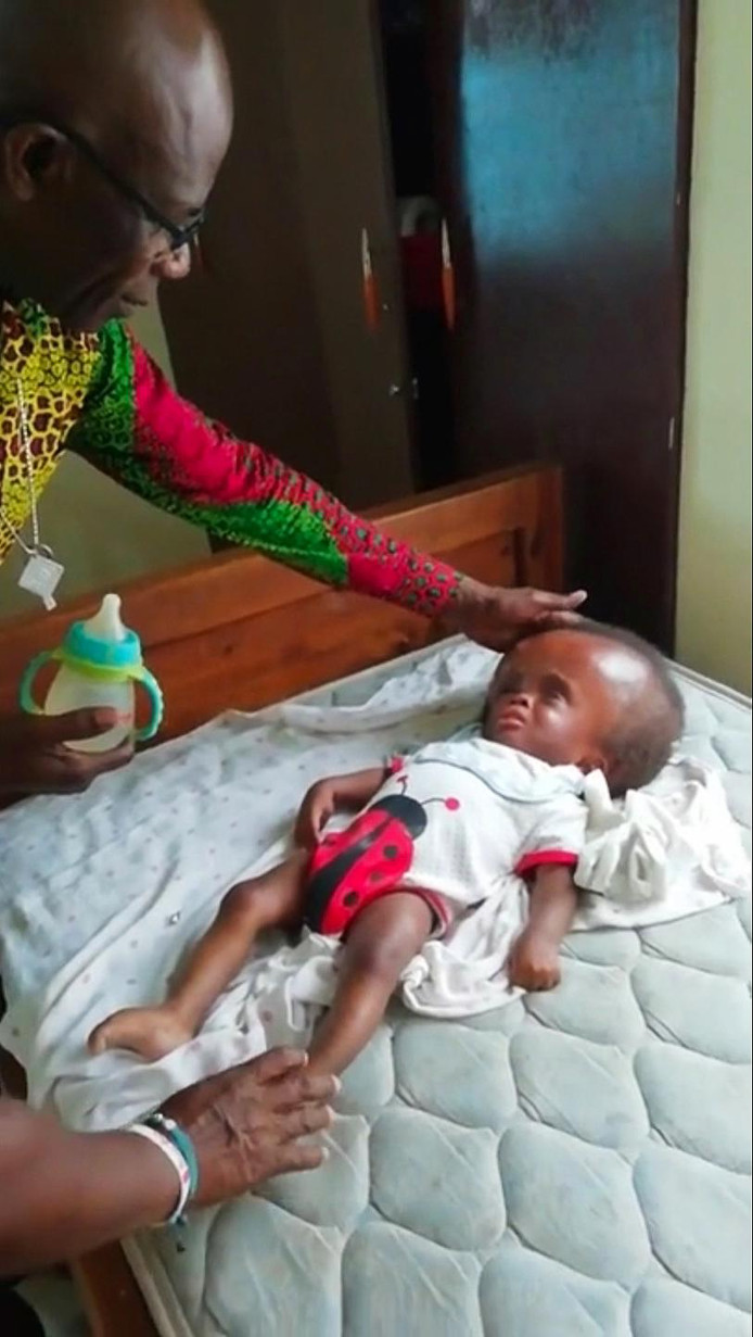 Beeld uit het filmpje van Stephen Oduro in een weeshuis in Ghana, eind 2018, waar hij MMS bereidt en verstrekt aan de kinderen