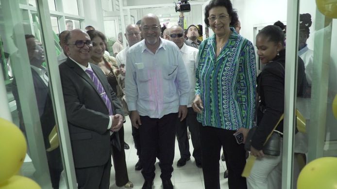 Desi Bouterse bezoekt het Academisch Ziekenhuis Paramaribo voor de opening van een nieuw beddenhuis.