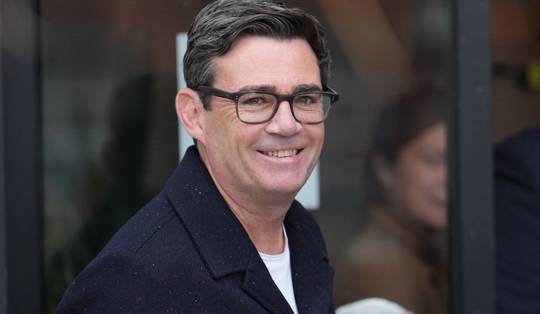 Labour-parlementslid stapt op om plaats te maken voor Andy Burnham, mogelijke uitdager van premier Starmer