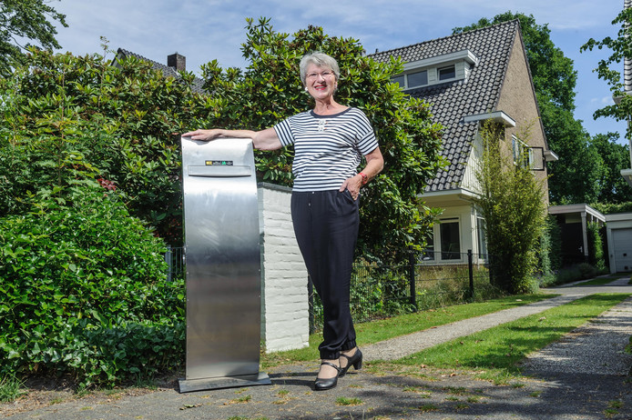 Hiske Loomans heeft na drie jaar speuren haar gestolen brievenbus terug. Foto: Christian van der Meij