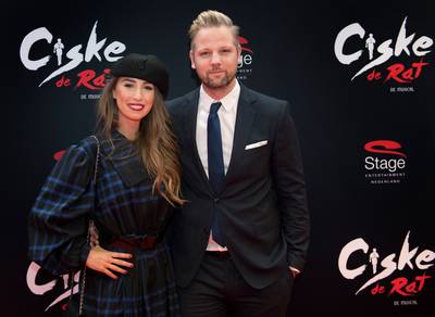 Zusje van Yolanthe schittert in vuurrode kanten creatie