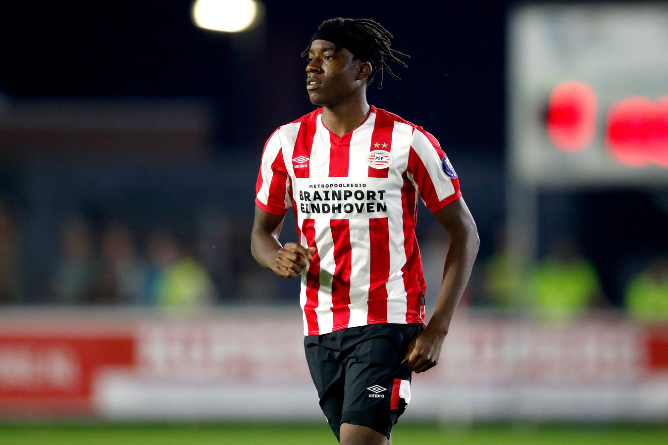 PSV-belofte Noni Madueke (17) maakt promotie en mag mee op ...