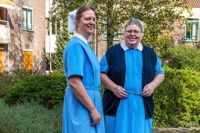 De zeven zusters diaconessen dalen Amerongse Berg af naar nieuw onderkomen