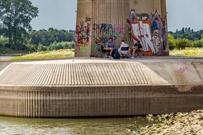 Meisje uit Lochem (15) gewond na val van spoorbrug: ‘Ik viel, ik sprong niet’