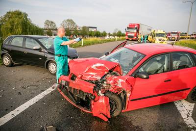 Drie gewonden na frontale botsing op A12 bij Duiven