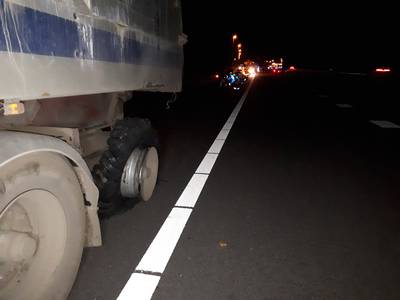 Ravage op A18 bij Didam door klapband vrachtwagen