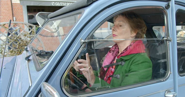 Onderzoeksrechter Gruwez in haar oude, rammelende eend. Beeld -