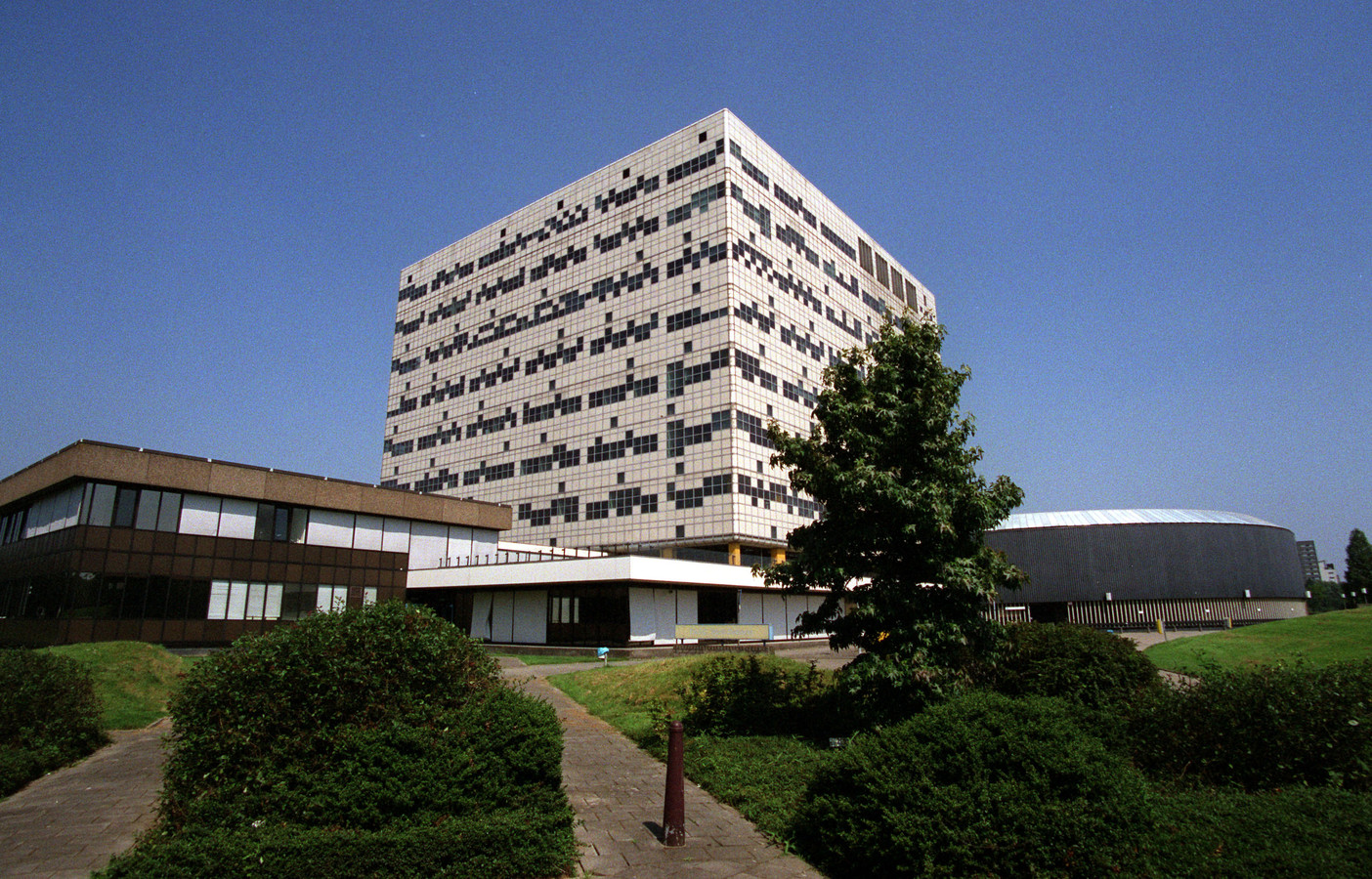 Nieuwbouw RIVM schiet 76 meter de lucht in langs A27 | Foto | AD.nl