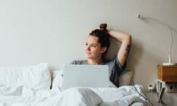 Jeroen (30) en Marijke (40) werken in bed. Een goed idee? 