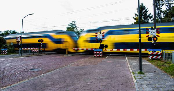 ProRail gaat onbewaakte overwegen afsluiten met betonblokken | Binnenland - AD.nl