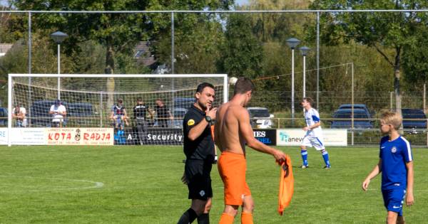 Tweemaal rood voor geplaagd Oranje Zwart maar dat wint wel: 2-5