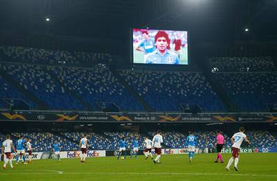 Napoli eert Maradona met overwinning Europa League, duizenden fans verzamelen aan het stadion