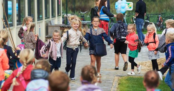 Noodgebouwen en corona maken eerste schooldag in Herpen extra bijzonder - BD.nl